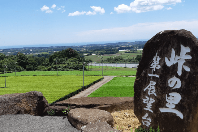 漢方薬局ほどよい堂の外観と、日向灘を一望できる川南町の展望台からの景色