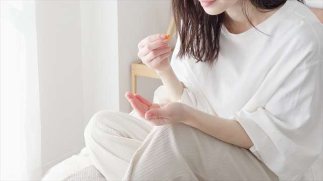 宮崎県川南町の漢方薬局「ほどよい堂」での漢方相談風景|腸活サプリについて丁寧にアドバイスする様子
