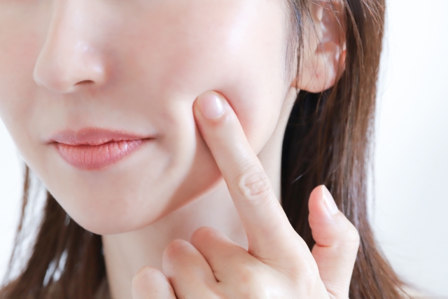 肌の調子を確認する女性の写真（美肌・漢方・腸活・ほどよい堂）