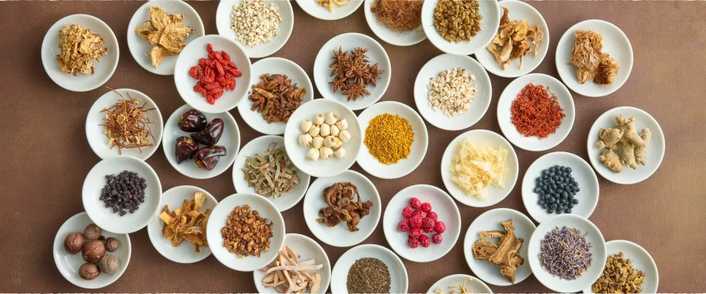 健康相談に用いる多様な生薬を揃えた、ほどよい堂の漢方素材イメージ