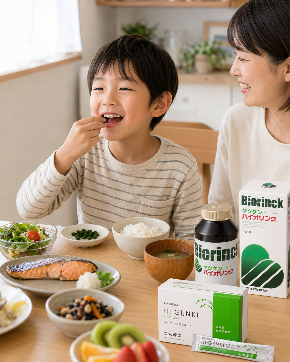 家庭の食卓で食事と一緒にクロレラのバイオリンクや玄米酵素を取り入れる子ども