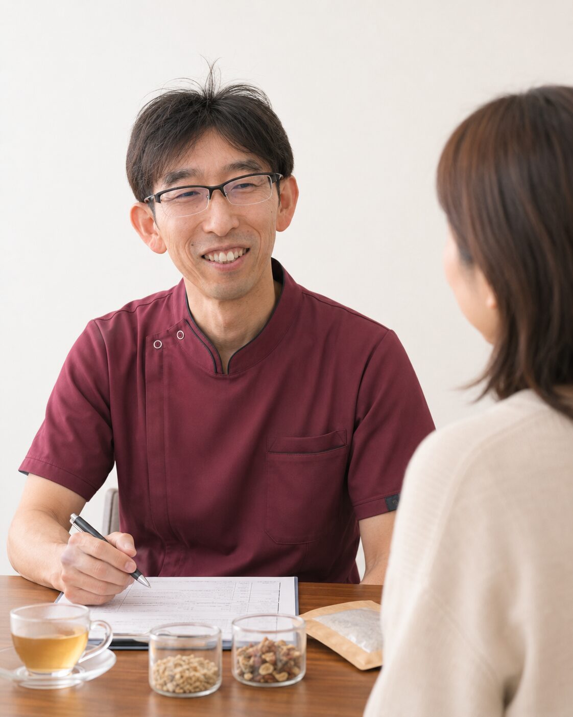 宮崎県川南町の漢方薬局ほどよい堂で行う漢方相談の様子
