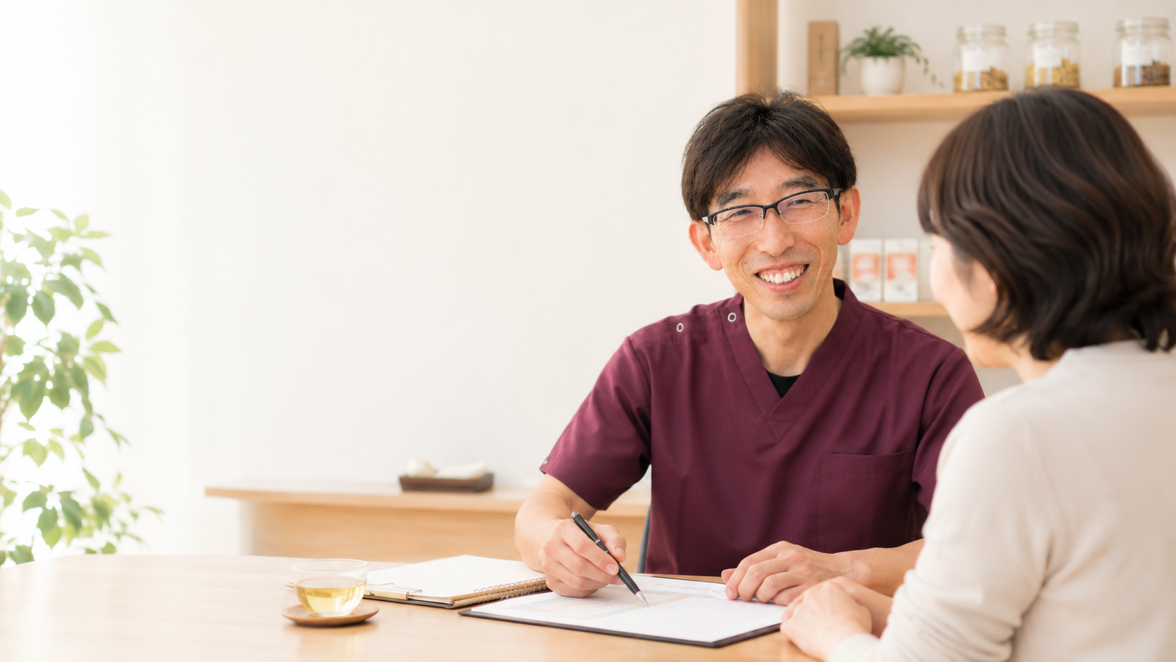宮崎県川南町のほどよい堂で健康診断結果を見ながら薬剤師に栄養相談をする様子