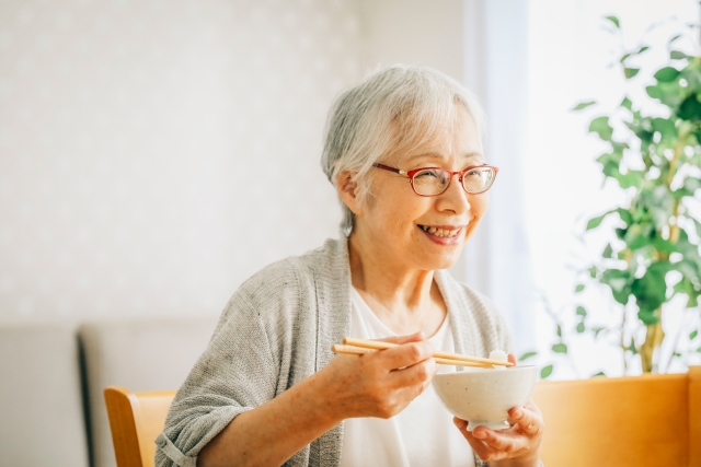 シニア女性が食事を楽しむ様子